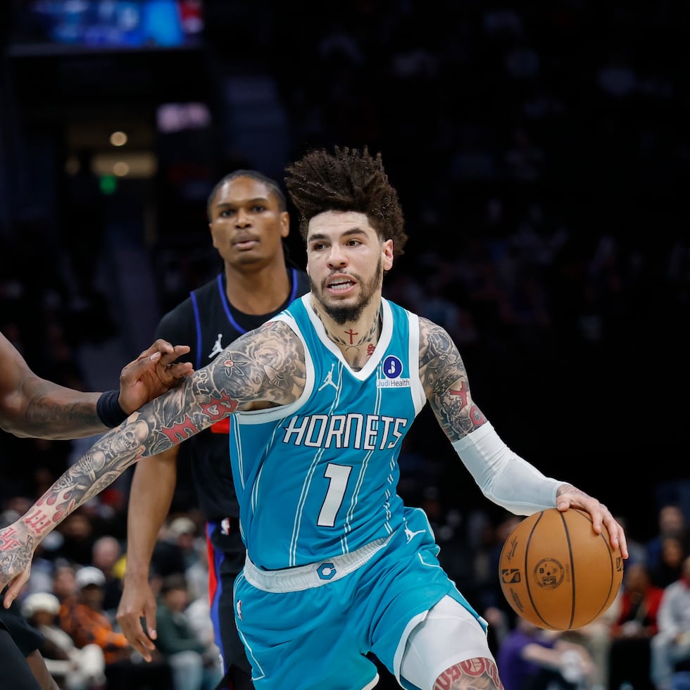 LaMelo Ball dejando atrás a Jalen Duren en un juego entre Charlotte y Detroit a principios de mes.