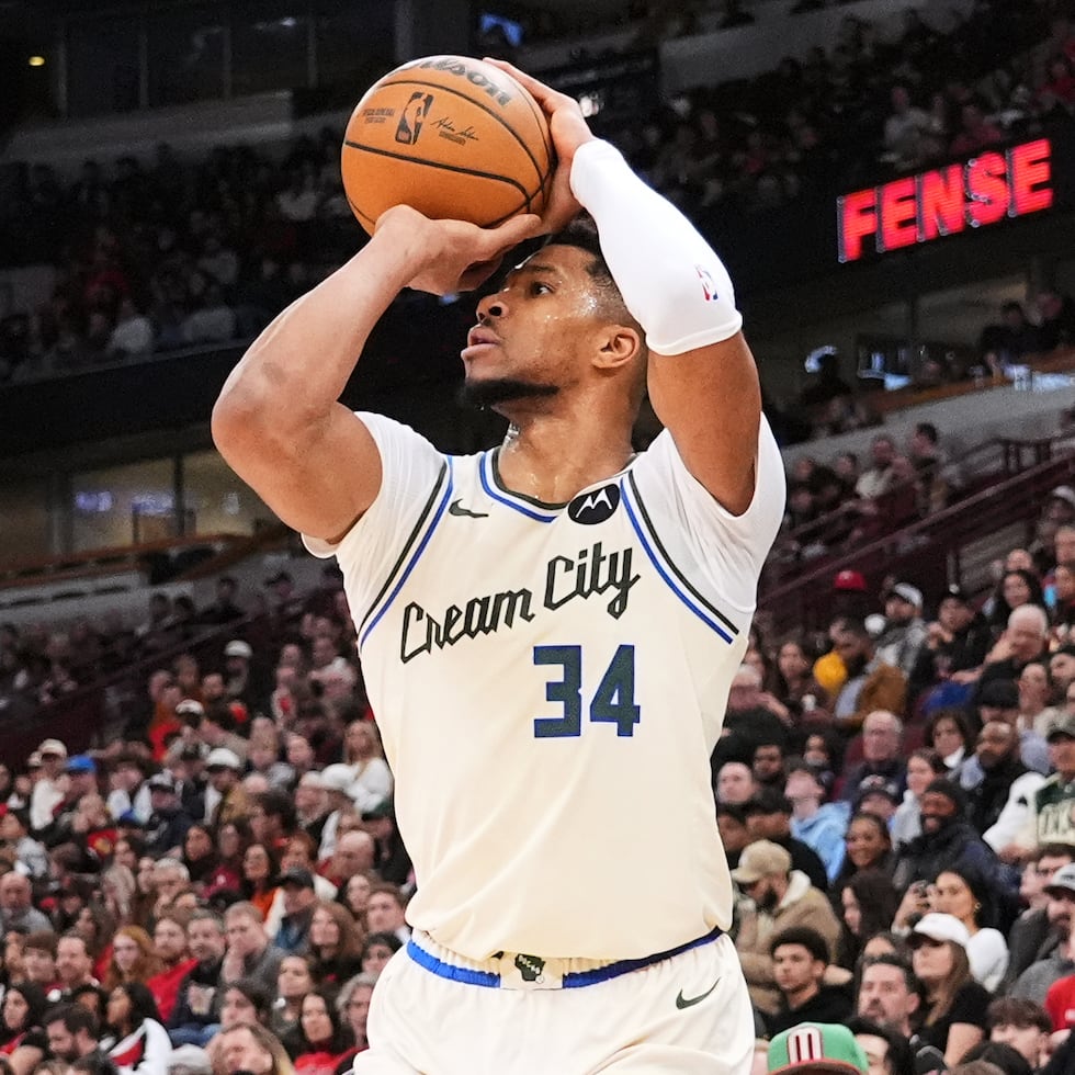 Giannis Antetokounmpo, de los Bucks de Milwaukee, volvió a lesionarse en el juego del viernes ante Denver.