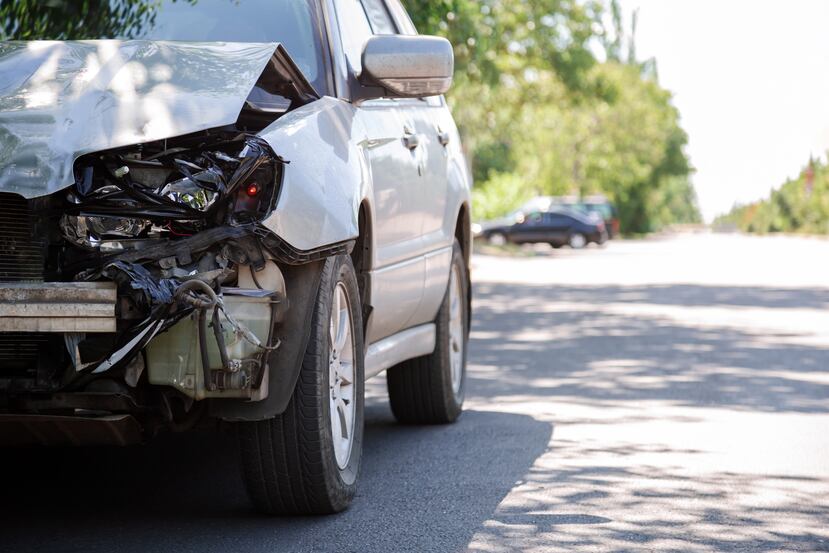 Imagen de un auto chocado para ilustrar historia de hit and run.