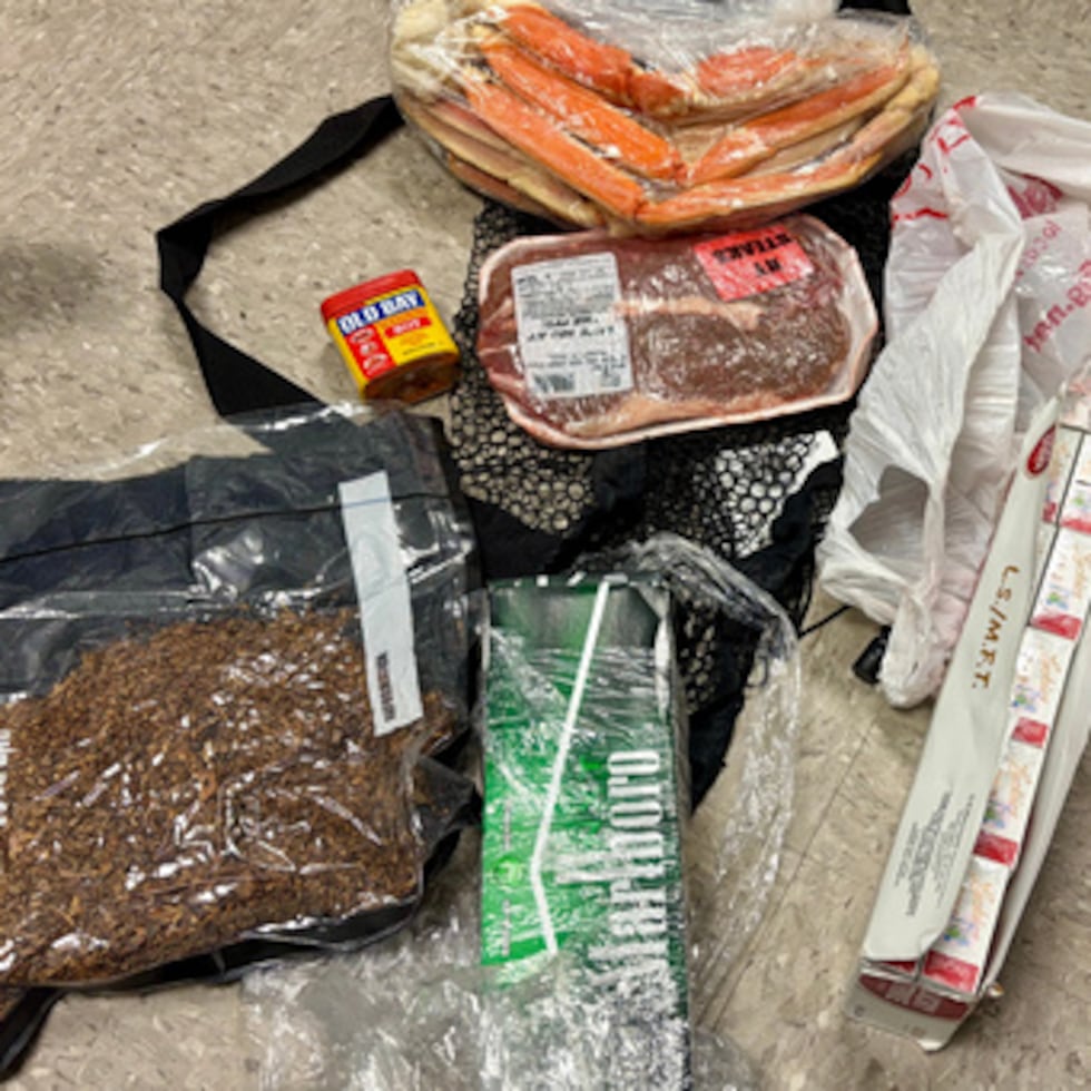 En esta foto sin fecha publicada por el Departamento Correccional de Carolina del Sur, se ven objetos lanzados por un dron en la Institución Correccional Lee en Bishopville, Carolina del Sur. (Departamento Correccional de Carolina del Sur vía AP)