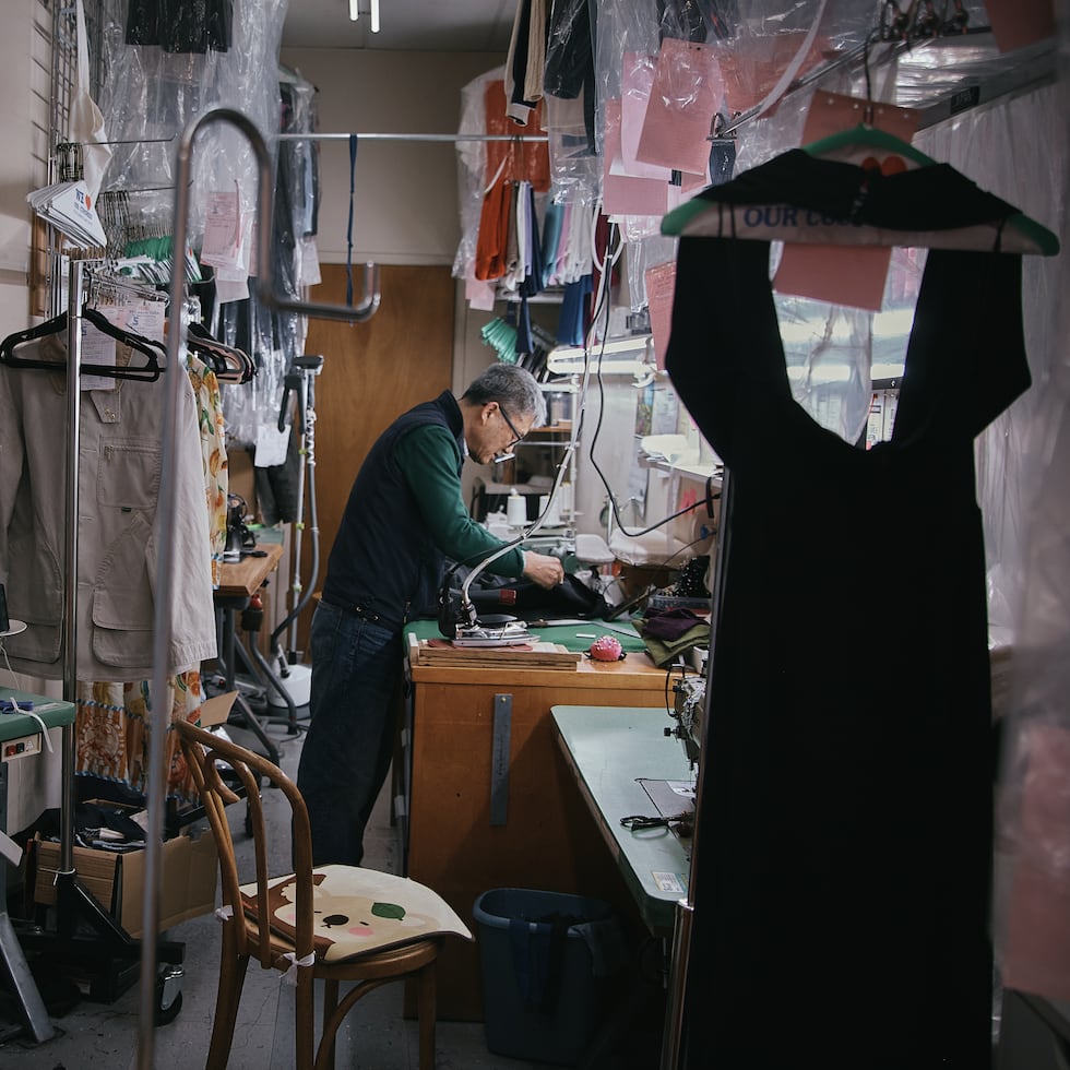 El sastre Kil Bae trabaja en su taller en Nueva York.