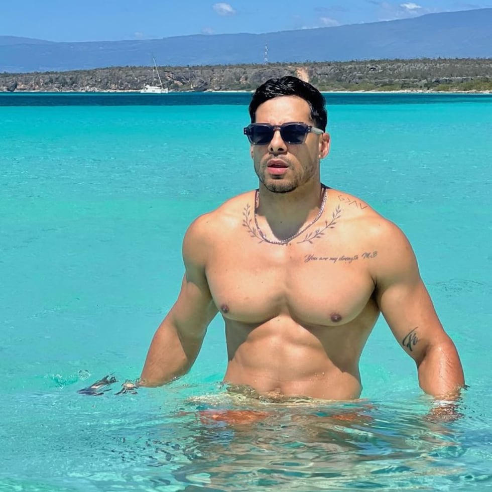 Aldo Farias- Mister República Dominicana Internacional 2025, quien se viralizó por desfilar en el carnaval de San Juan con un traje de “diablo cojuelo” creado con desechos sólidos.