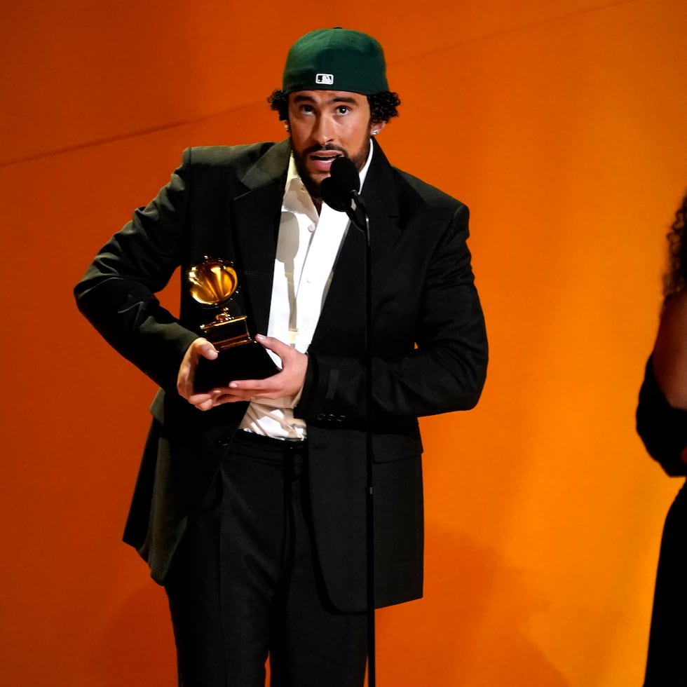 Bad Bunny recibió el premio a Mejor álbum de música urbana por "Un verano sin ti" en la 65a entrega anual del Grammy el 5 de febrero de 2023 en Los Ángeles. (Foto AP/Chris Pizzello)