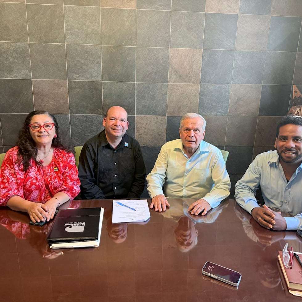 De izquierda a derecha: Clarisa López Ramos, directora en Puerto Rico del Centro Cultural Puertorriqueño de Chicago; Wilfred Labiosa, fundador de Waves Ahead; José López Rivera, director ejecutivo del Centro Cultural Puertorriqueño de Chicago; y Juan Calderón Cuza, subdirector ejecutivo del Centro Cultural.