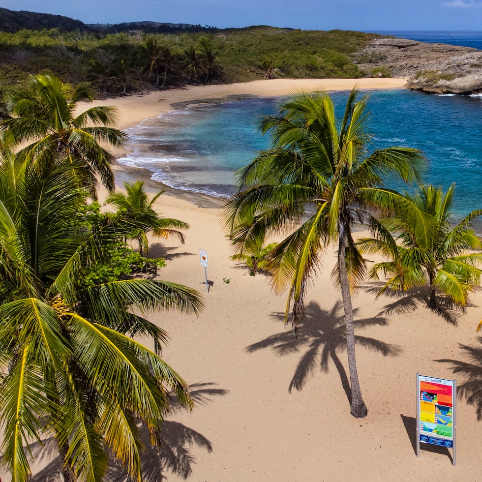 La playa Mar Chiquita, en Manatí, ostenta una charca natural protegida por formaciones de rocas que es ideal para enseñar a los niños sobre deportes acuáticos.