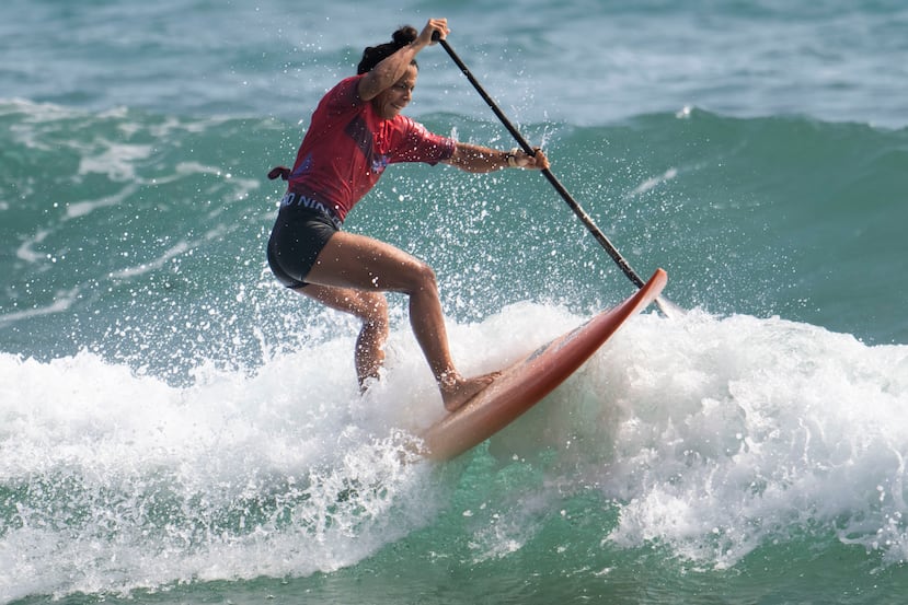 Mariecarmen Rivera en ruta a su victoria por el oro en la final del SUP Surf, en la que obtuvo puntuación de 8.40.