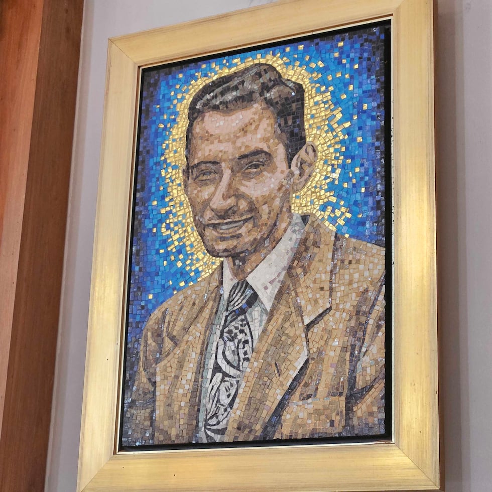 Mosaico con la imagen del beato, que descansa sobre el altar donde se contienen sus restos.