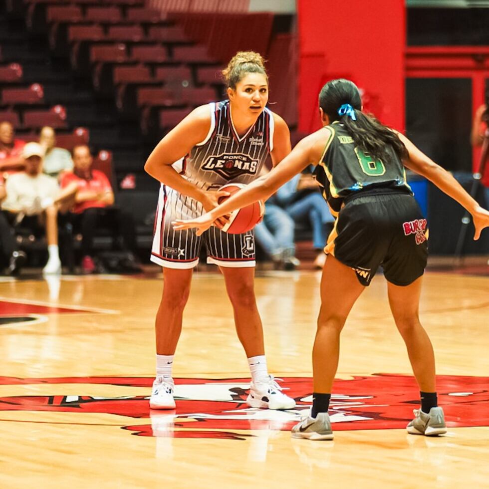 Talia von Oelhoffen (con el balón) también aportó siete rebotes y ocho asistencias.