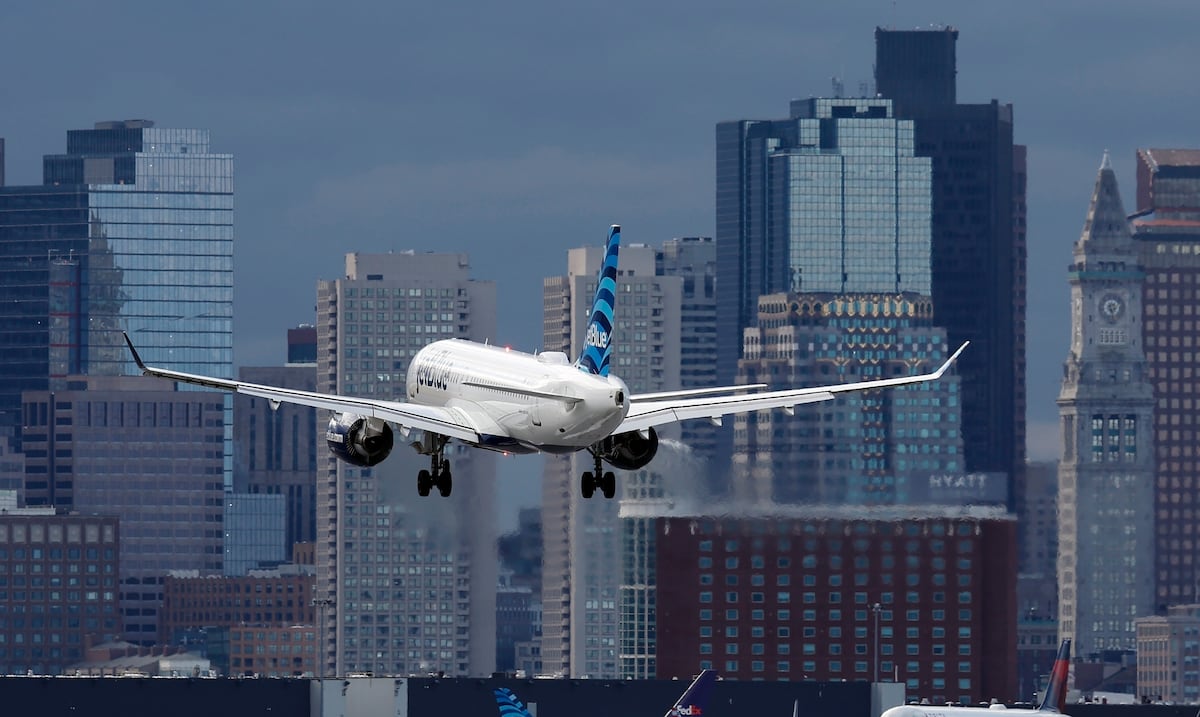 Puerto Rican pleads guilty to opening door of a plane about to take off in Boston