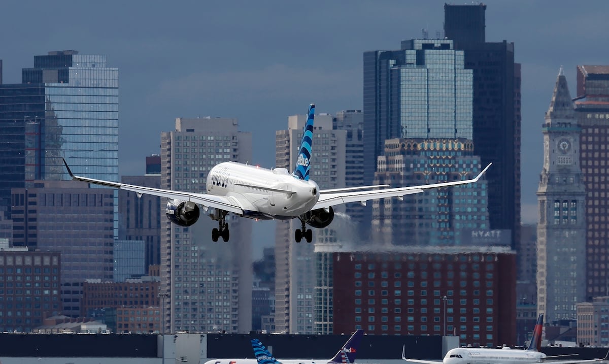 Puertorriqueño se declara culpable por abrir la puerta de un avión a punto de despegar en Boston