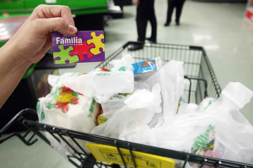 La Tarjeta de la Familia, como comúnmente se le llama a este beneficio, otorga una subvención que permite retirar el 25% en efectivo y el otro 75% en la compra de alimentos no preparados en establecimientos autorizados. (Archivo / GFR Media)