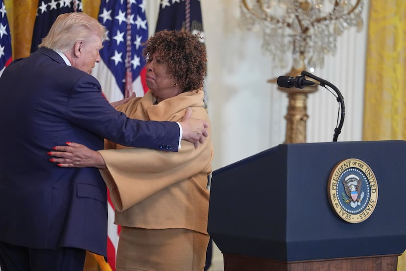 El presidente Donald Trump abraza a Forlesia Cook después de que ella hablara durante un evento del Mes de la Historia Negra en la Sala Este de la Casa Blanca, el miércoles 18 de febrero de 2026, en Washington. (Foto AP/Evan Vucci)