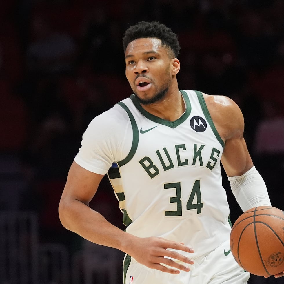 Giannis Antetokounmpo lleva el balón durante la primera mitad de un juego de baloncesto el Heat de Miami el 12 de marzo de 2026.