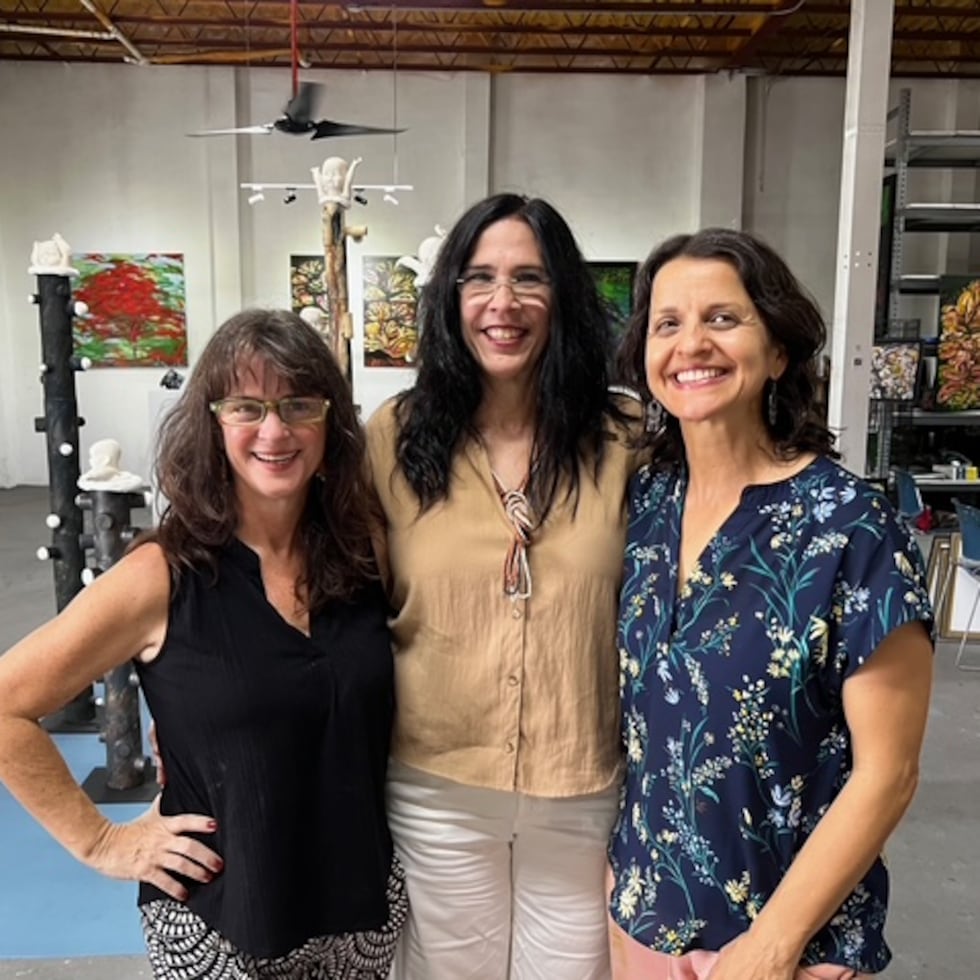 Desde la izquierda, las artistas Glennys Castro, Olga Nexel Gómez e Ilanit Edry, quienes presentan la exhibición “A quien árbol se arrima…” en Santurce.