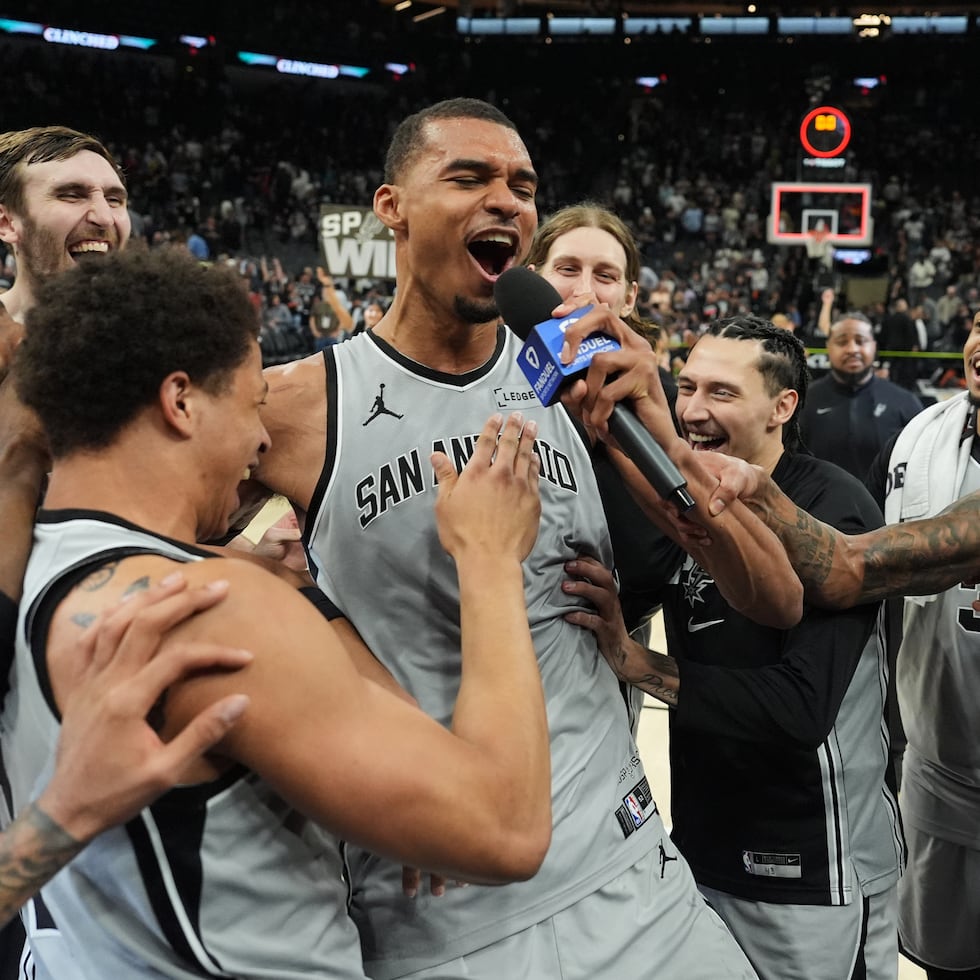 El alero de los Spurs de San Antonio, Victor Wembanyama (centro), celebra con sus compañeros tras anotar la canasta de la victoria contra los Suns de Phoenix en los segundos finales de un juego de baloncesto de la NBA en San Antonio, el jueves 19 de marzo de 2026. (Foto AP/Eric Gay)