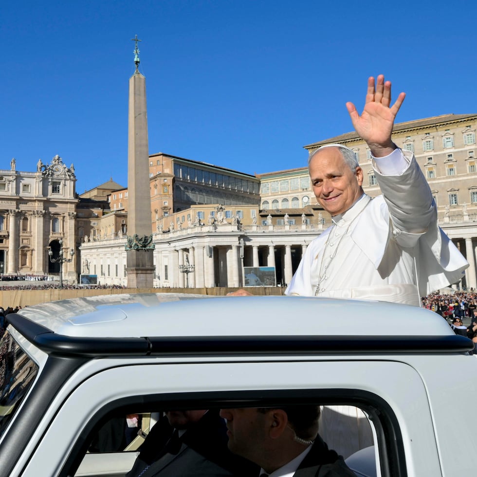 Una imagen proporcionada por los medios del Vaticano muestra al Papa León XIV durante su audiencia general semanal en la Plaza de San Pedro, en la Ciudad del Vaticano.