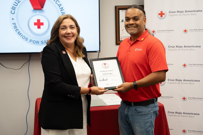 Lee Vanessa Feliciano, ejecutiva regional de la Cruz Roja Americana Capítulo de Puerto Rico, le hizo entrega a Nelson López el Certificado de Mérito.