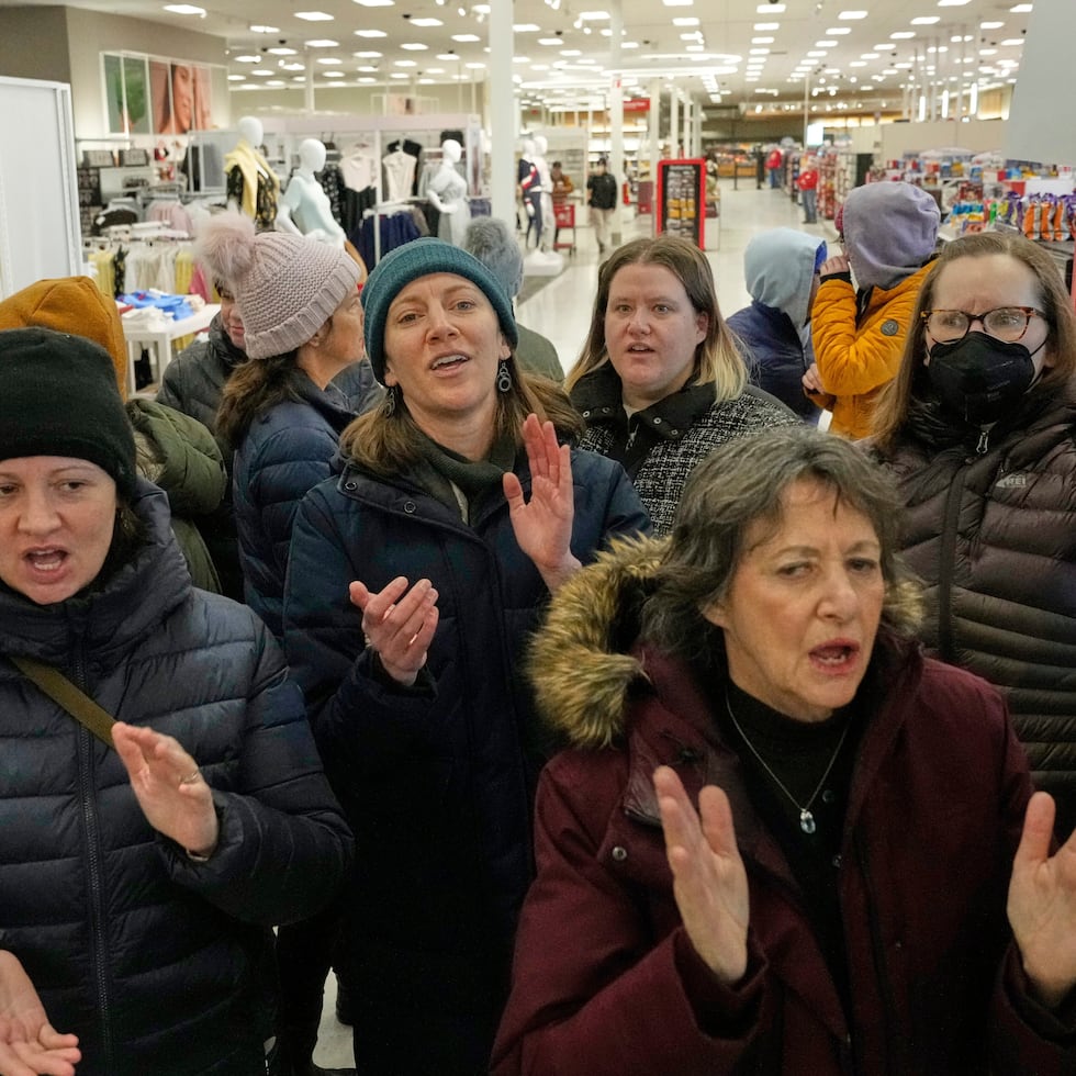 Uno de los pastores de la iglesia, David Easterwood, es director de la oficina local del ICE. Una de las organizadoras de la protesta, la destacada activista local Nekima Levy Armstrong, dijo que también es reverenda ordenada.