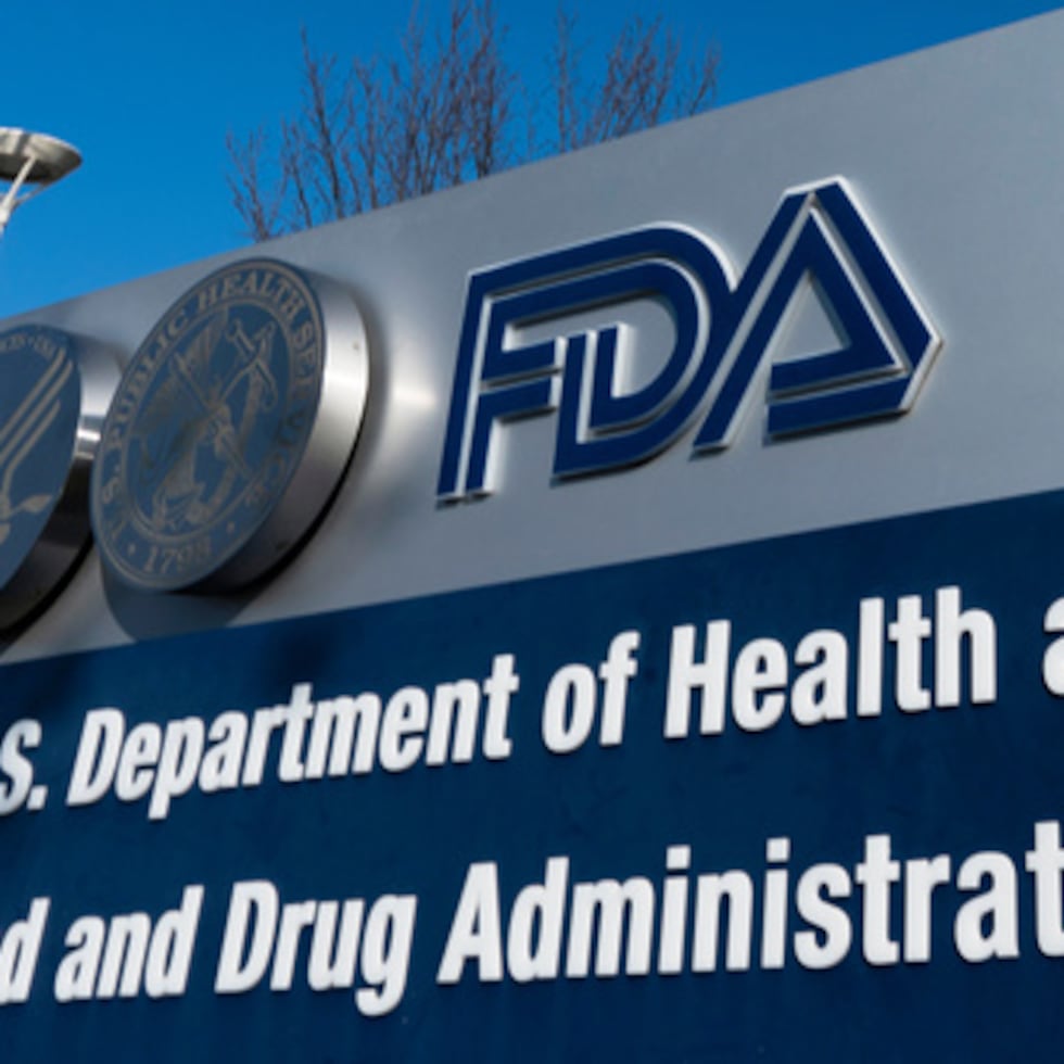 Un cartel de la Administración de Alimentos y Medicamentos de Estados Unidos se muestra fuera de sus oficinas en Silver Spring, Maryland.