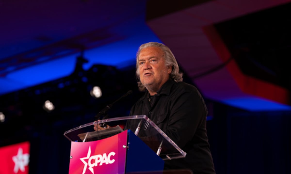 Steve Bannon obtiene victoria judicial que podría llevar a la desestimación de su condena