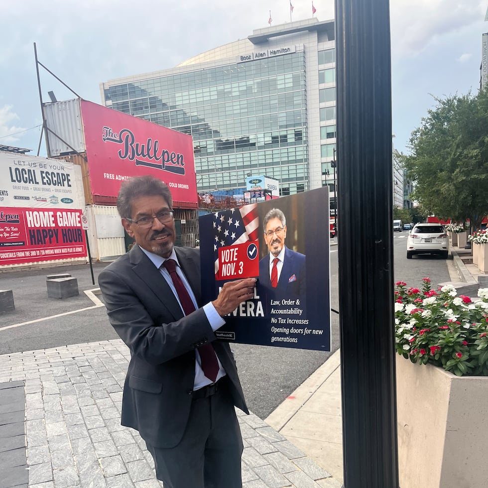 Manuel Rivera, candidato republicano a fiscal general de Washington D.C., coloca un cartelón de campaña de cara a las elecciones locales del 3 de noviembre.