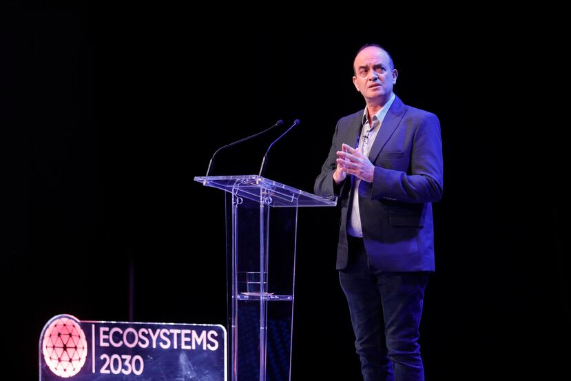 El presidente ejecutivo de Ecosystems 2030, Omar Hatamleh, durante el discurso inaugural de la quinta edición de este foro internacional, que se celebra este viernes en A Coruña y se centra en la inteligencia artificial, la innovación, la sostenibilidad y el entretenimiento. EFE/Cabalar