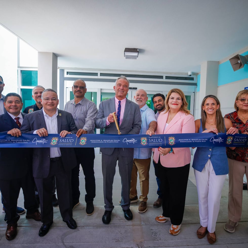 El secretario de Salud y Servicios Humanos de los Estados Unidos (HHS), Robert F. Kennedy Jr., inaugura junto a la gobernadora Jenniffer González y varios funcionarios de gobierno el hospital de Vieques.