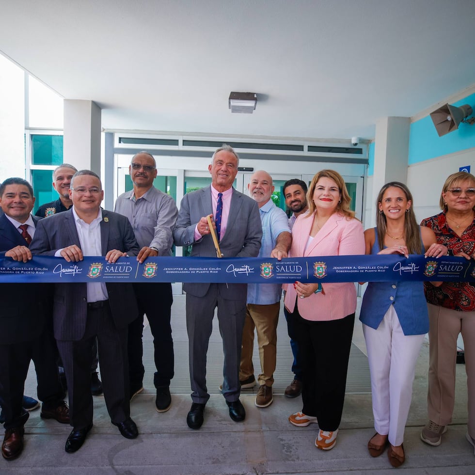 El secretario de Salud y Servicios Humanos de los Estados Unidos (HHS), Robert F. Kennedy Jr., inaugura junto a la gobernadora Jenniffer González y varios funcionarios de gobierno el hospital de Vieques.
