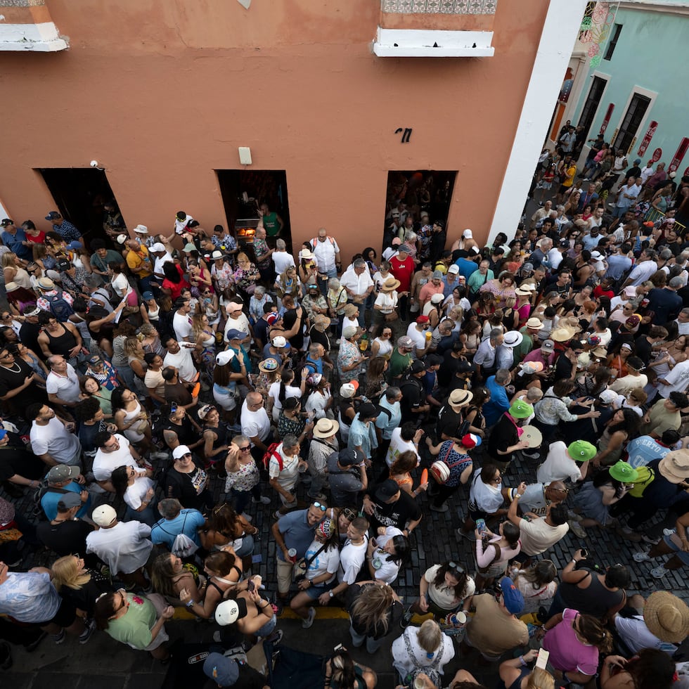 Primer día de la edición 56 de las tradicionales Fiestas de la Calle San Sebastián, en el Viejo San Juan.