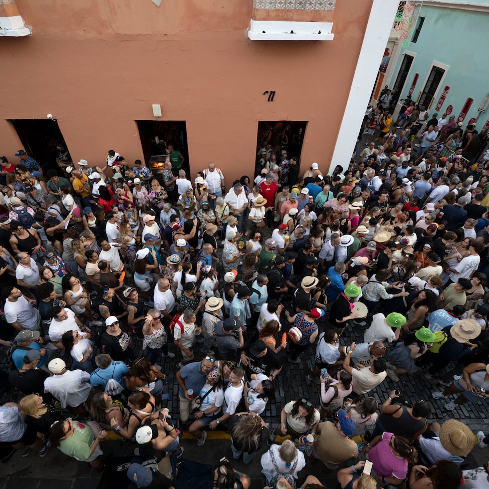El incidente fue reportado a las 10:21 p.m. del domingo en la calle Norzagaray cuando cuatro personas resultaron con aparentes heridas de arma blanca.