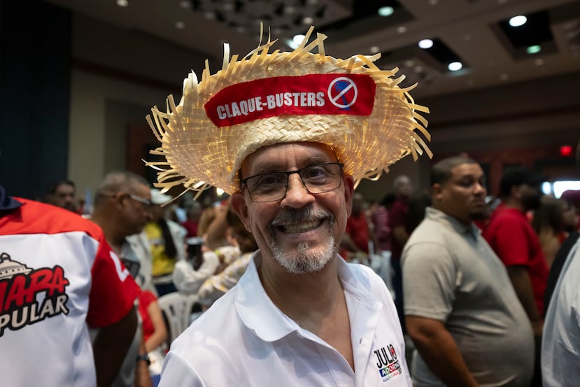 La mayoría de los asistentes vistieron con los colores oficiales del PPD, blanco y rojo, y algunos llevaron parte de la indumentaria característica de los populares, como la pava.