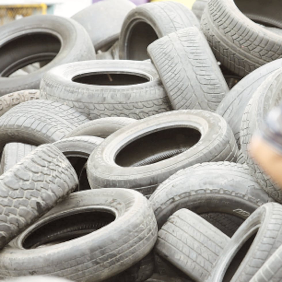 Personal del DRNA reconoce que todavía existen limitaciones en la capacidad de disposición y reutilización efectiva de los neumáticos.