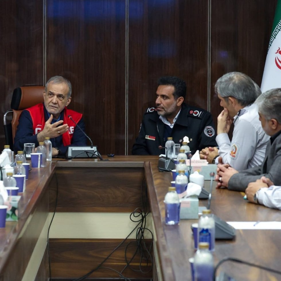 Fotografía difundida este lunes por la agencia de noticias iraní Tasnim que muestra al presidente de Irán, Masoud Pezeshkian (I), durante una visita a una estación de bomberos.