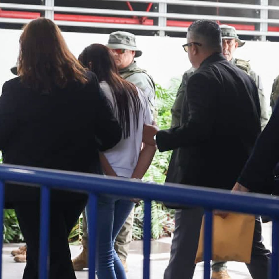 Elvia Cabrera Rivera es escoltada por agentes de la Policía tras ser arrestada.