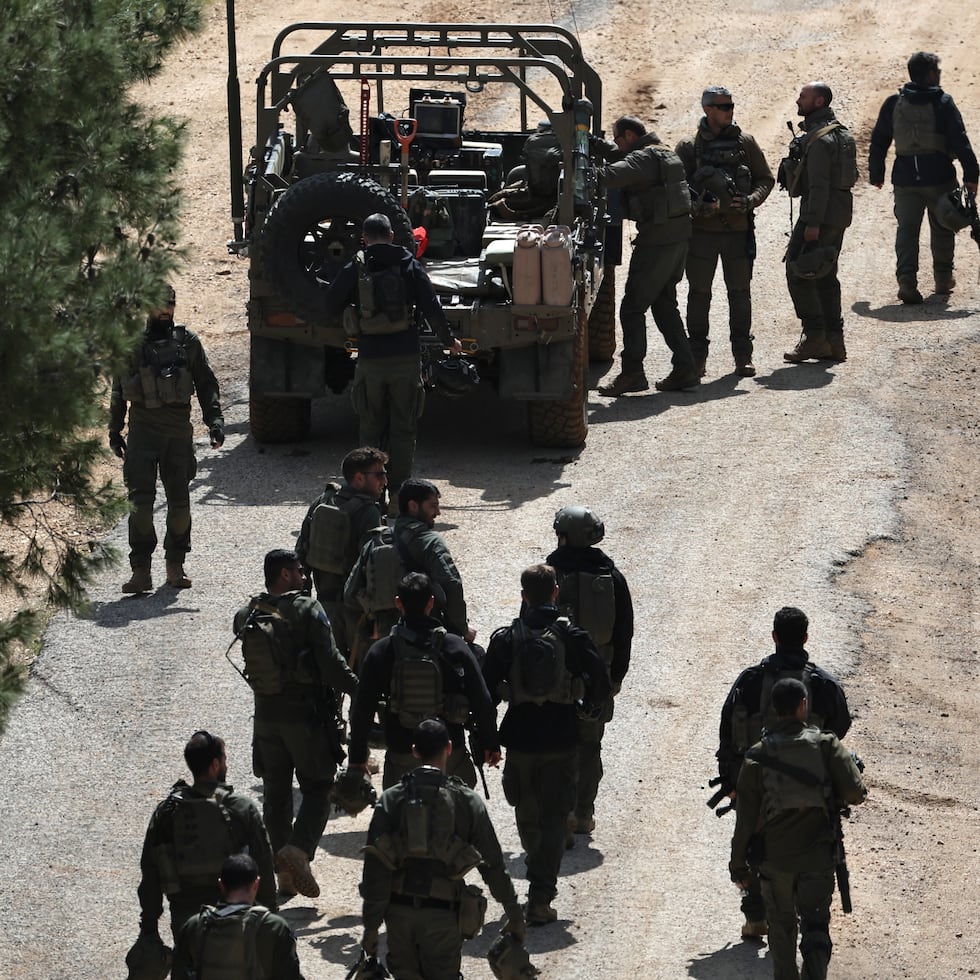 Soldados israelíes se congregan en una posición no revelada en la frontera entre Israel y Líbano, en el norte de Israel.
