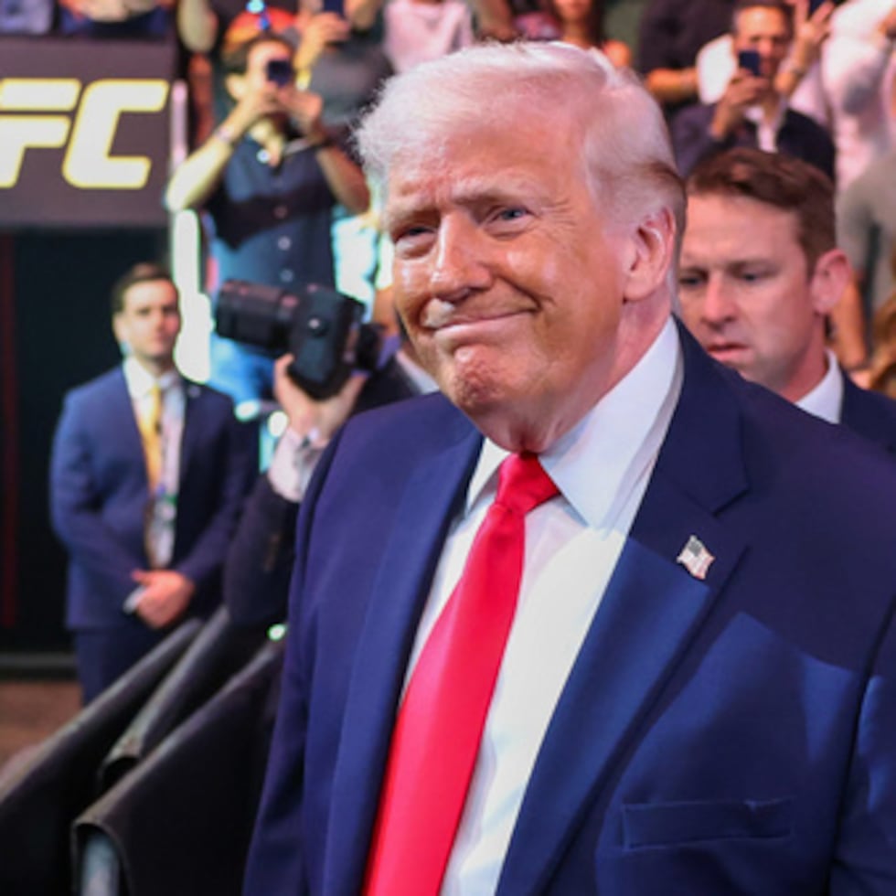 El presidente estadounidense Donald Trump llega a la función UFC 327 en Miami.