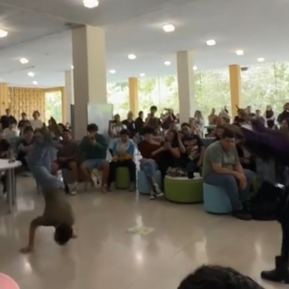 La medida se produce en momentos en que han circulado en redes sociales videos de una de estas denominadas “batallas de aura” realizada por estudiantes.