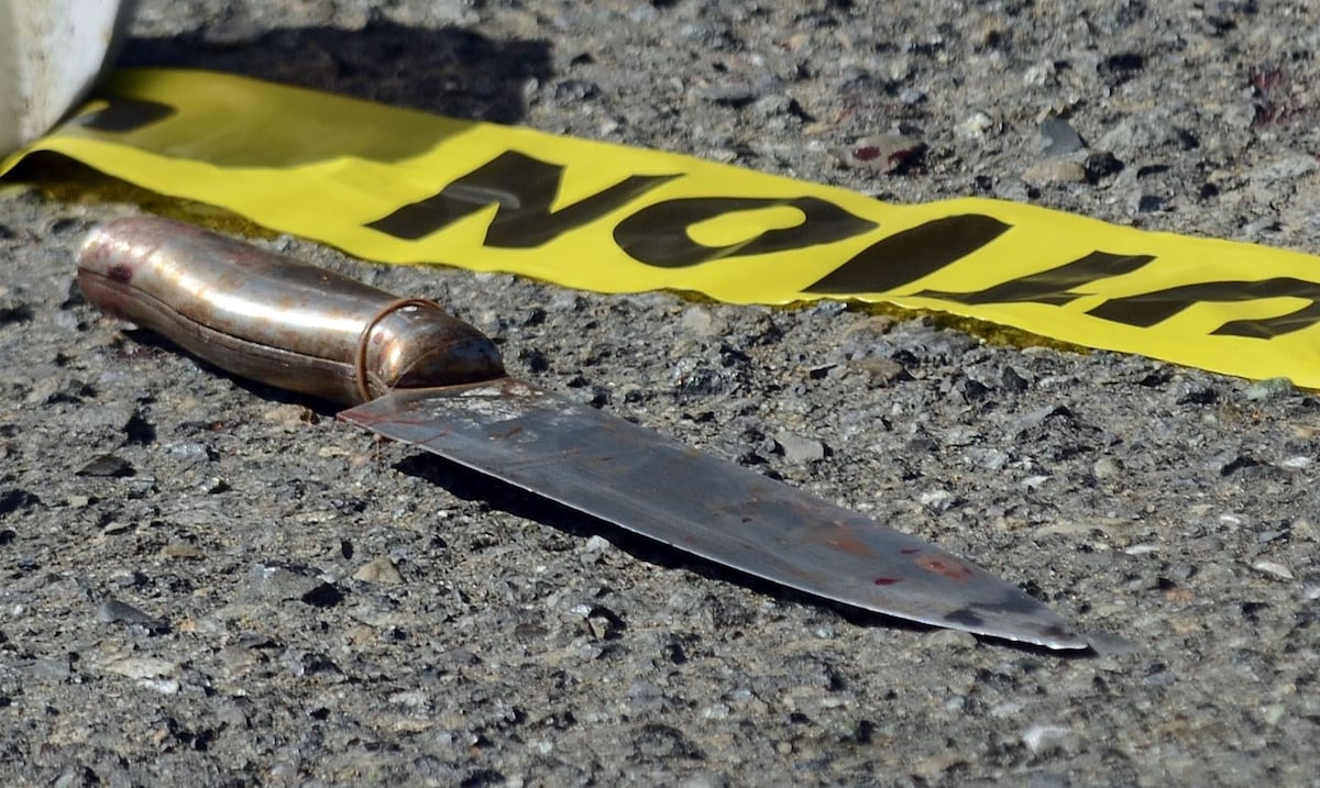 Tras las rejas mujer acusada de lanzar un cuchillo al rostro de un policía en Toa Baja