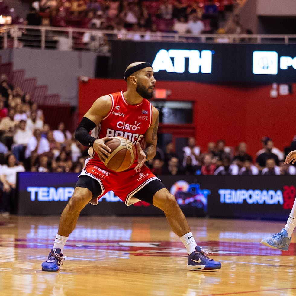 Tjader Fernández, de los Leones de ponce, maneja el balón contra Stephen Thompson Jr., de los Vaqueros de Bayamón.