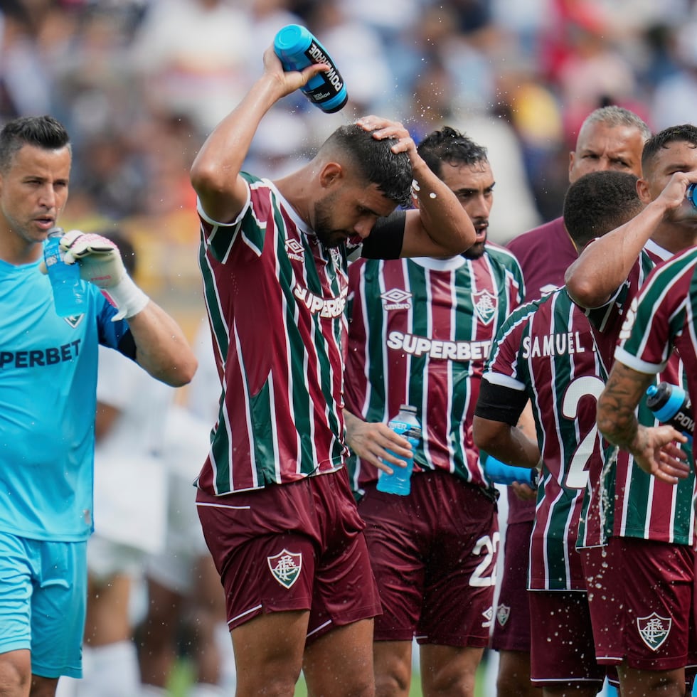 Los jugadores de Fluminense durante una pausa de deshidración durante el partido contra Al Hilal por los cuartos de final del Mundial de Clubes, el viernes 4 de julio de 2025, en Orlando, Florida.