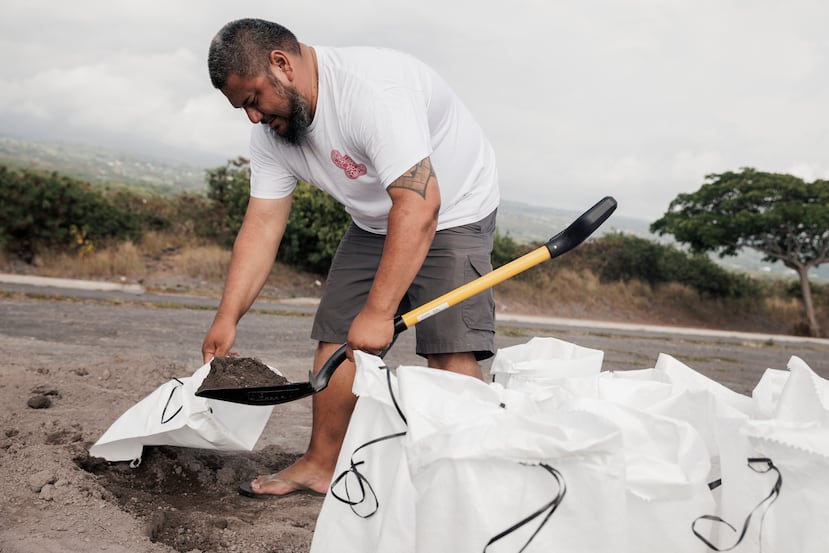 Casey Delaries prepara un saco de arena ante la llegada de la tormenta tropical Lala en Kailua-Kona, Hawái, el viernes 14 de agosto de 2026. Se pronostica que la tormenta tropical se intensificará hasta convertirse en huracán a medida que se acerque a Hawái, con posibles precipitaciones de hasta 63,5 cm en la isla, también conocida como la Isla Grande. (Stephen Lam/San Francisco Chronicle vía AP)