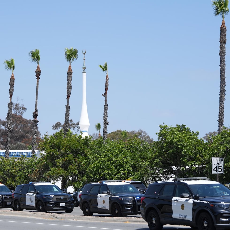 Fotografía que muestra vehículos de la Policía de San Diego estacionados durante un operativo este lunes, en el Centro Islámico de San Diego (EE.UU). Al menos cinco personas, dos de ellos los tiradores, han muerto en el ataque contra la mezquita más grande del condado de San Diego, en el estado de California.