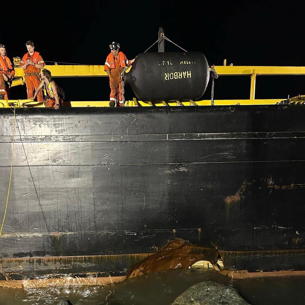 The barge removal operation is being carried out by the Donjon-Smit company.