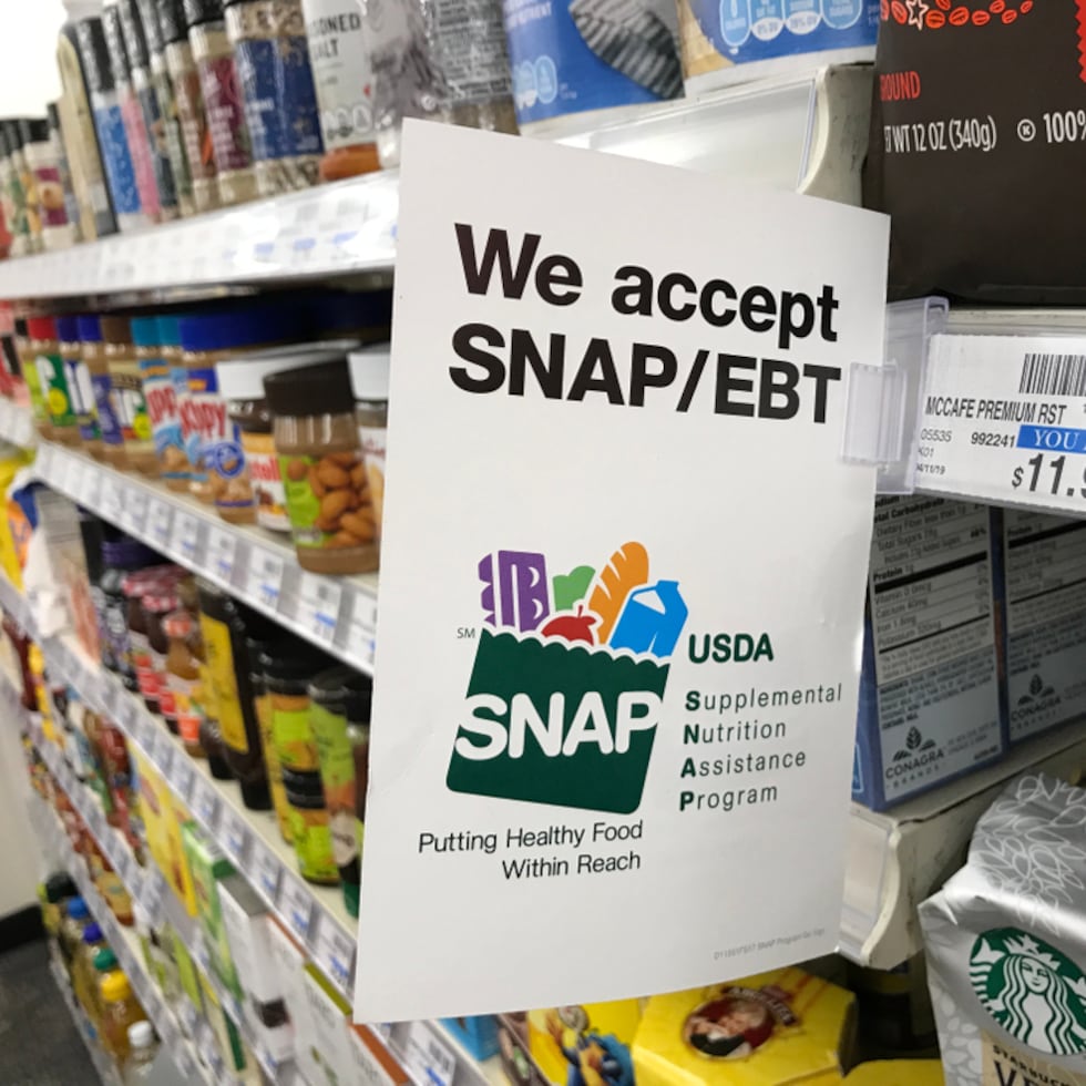 Originalmente, el Departamento de Agricultura, de quien depende SNAP, dijo que no tenía intención de usar fondos de emergencia para financiar el programa de cupones para alimentos durante el cierre.