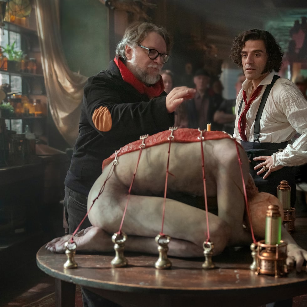 Esta imagen difundida por Netflix muestra al director Guillermo del Toro, a la izquierda, y Oscar Isaac en el set de "Frankenstein". (Ken Woroner/Netflix via AP)