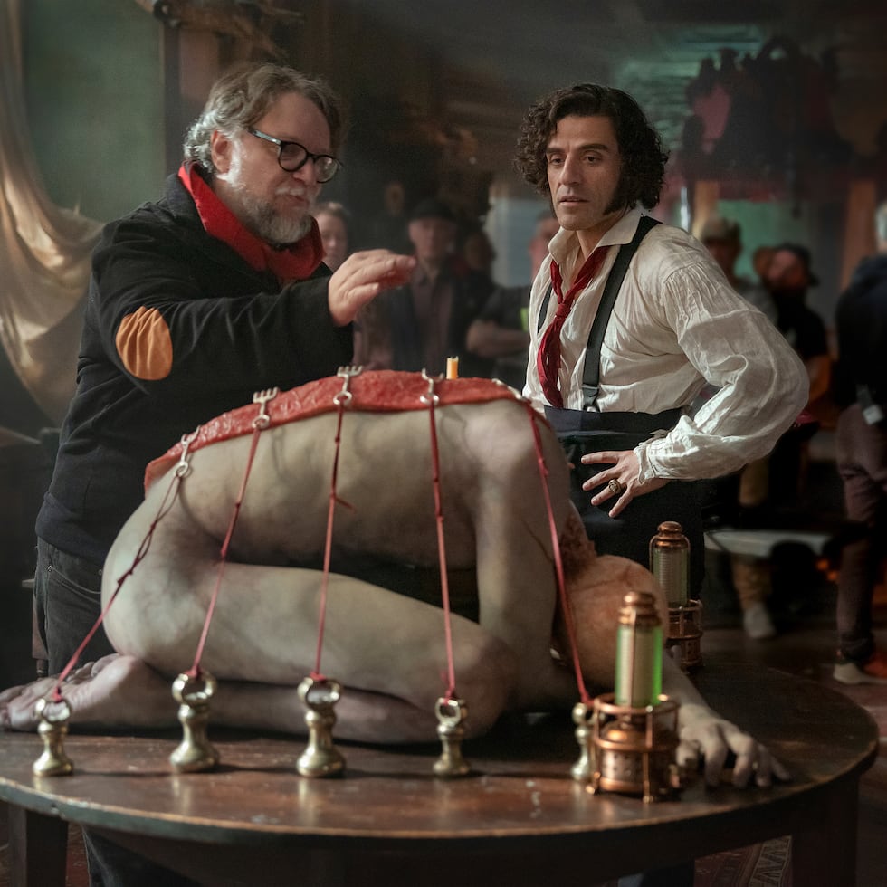 Esta imagen difundida por Netflix muestra al director Guillermo del Toro, a la izquierda, y Oscar Isaac en el set de "Frankenstein". (Ken Woroner/Netflix via AP)