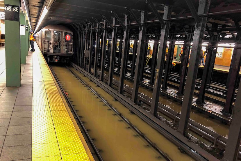El tren subterráneo en medio de inundaciones en la ciudad de Nueva York. (AP/Richard Drew)