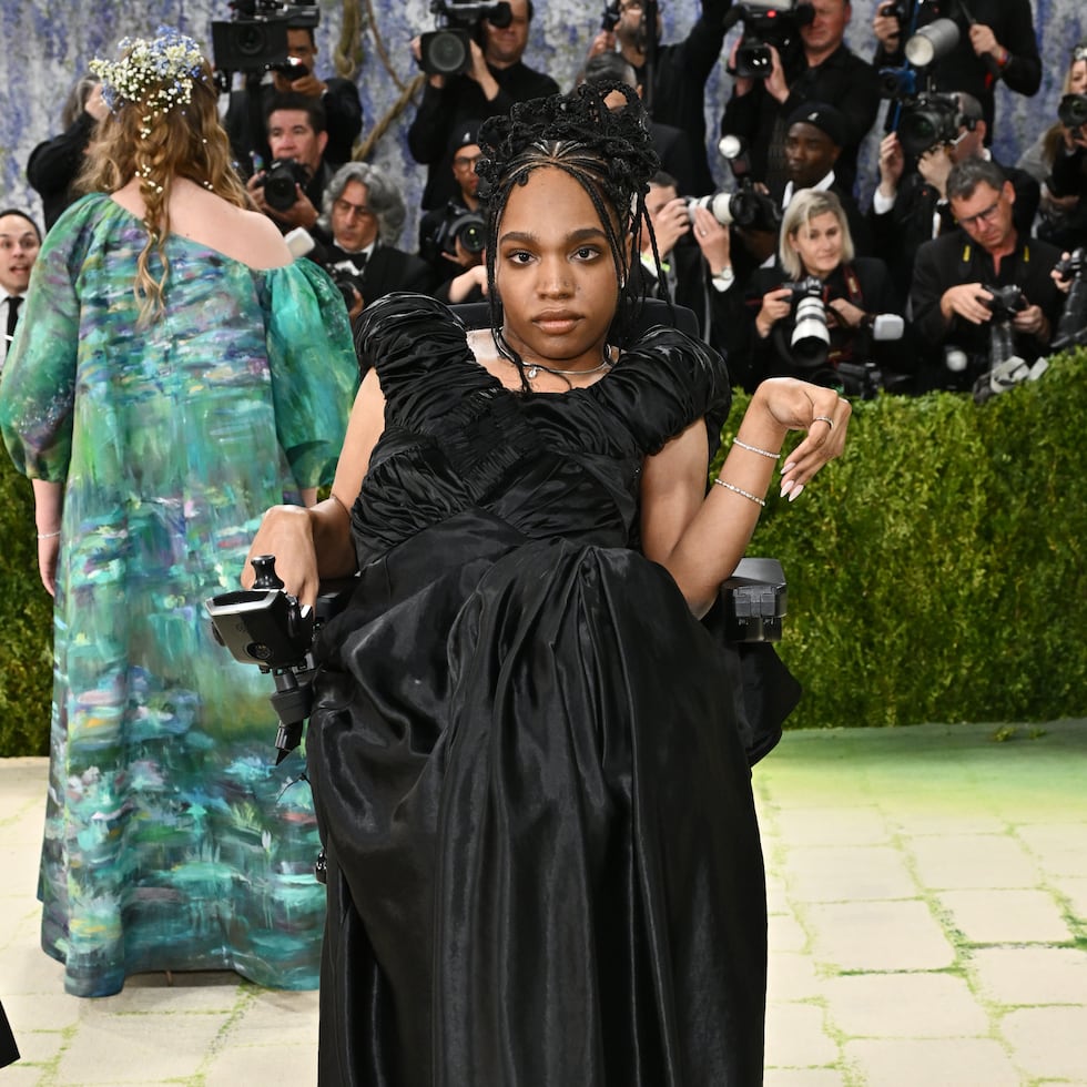 La alfombra roja instalada en las emblemáticas escaleras del Museo Metropolitano de Arte de Nueva York, recibió a la primera mujer afroamericana transgénero con parálisis cerebral cuadripléjica en asistir al lujoso evento
