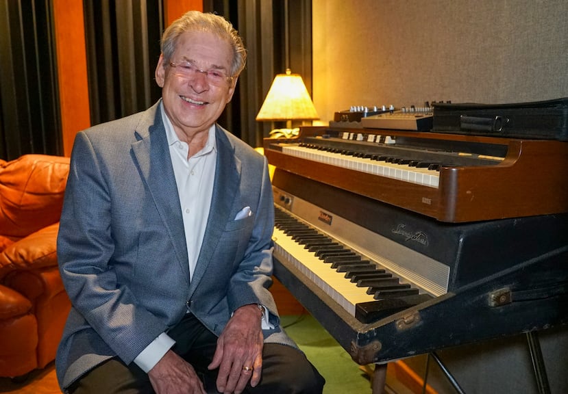 Armando Hipólito Avellanet González, mejor conocido como Chucho Avellanet, nació en Mayagüez, descendiente de emigrantes italianos y catalanes.