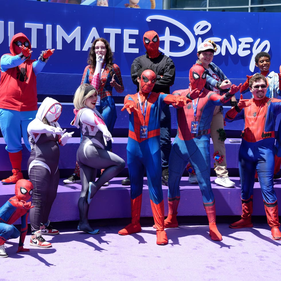 Personas disfrazadas del personaje Spider-Man posan para un fotografía este viernes, durante el inicio de la convención D23 en Anaheim (Estados Unidos). Disney despliega este fin de semana su extensa hoja de ruta en la D23, la mayor convención mundial de la compañía, para revelar ante miles de seguidores el rumbo de los futuros proyectos cinematográficos y televisivos, así como las novedades en parques y cruceros para los próximos años. EFE/ Omar Alonso